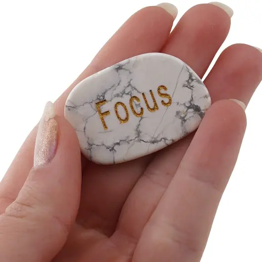 Cristal slefuit Howlit cu afirmatie gravata - Focus, imagine 4