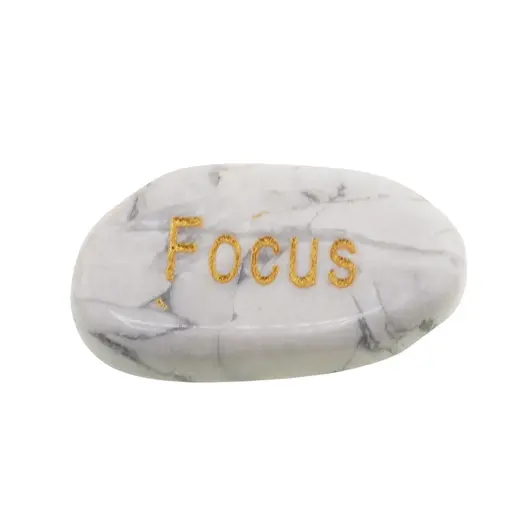 Cristal slefuit Howlit cu afirmatie gravata - Focus