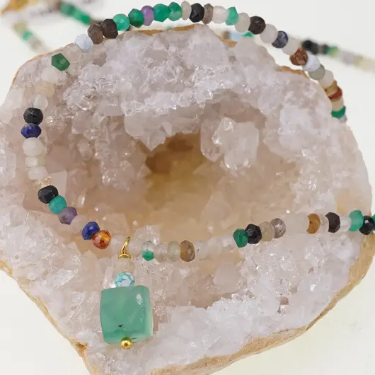Colier Mix de cristale discuri fatetate 3-4mm si pandantiv cub fatetat Onix verde 8mm, imagine 2