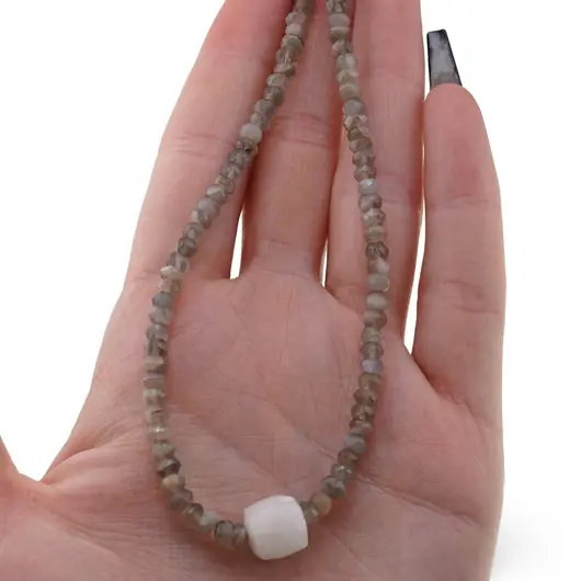 Colier Piatra Lunii gri discuri fatetate 4mm si Piatra Lunii alba cub fatetat 9-10mm, imagine 3