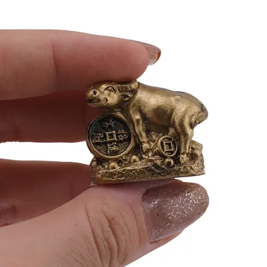 Statueta Feng Shui Bivol mic cu moneda din rasina, 3cm, imagine 3