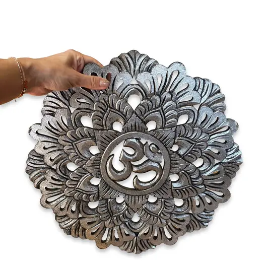 Decoratiune din lemn Mandala sculptata cu simbolul OM, argintie, imagine 3