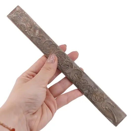 Greutate pentru hartie gravata cu salba de monede, din metal, 23cm, imagine 3