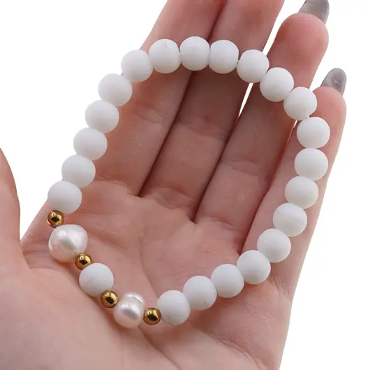 Bratara pe elastic Perle de cultura, bumbi aurii si Onix alb sfere mate 8mm, imagine 4