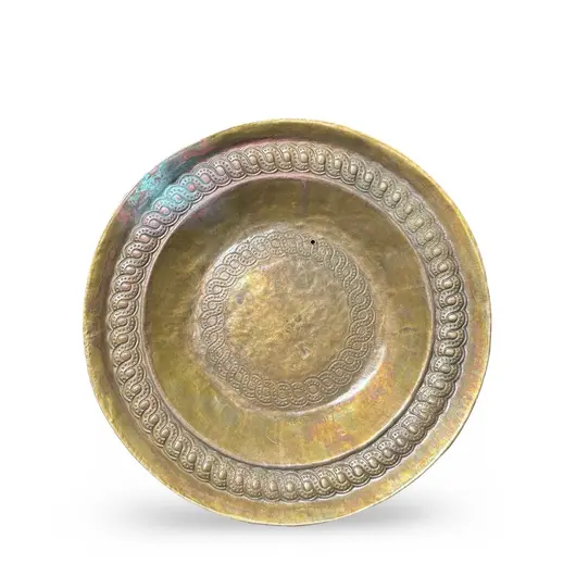 Farfurie rotunda vintage din alama, model gravat cu margine ornamentala, 29cm