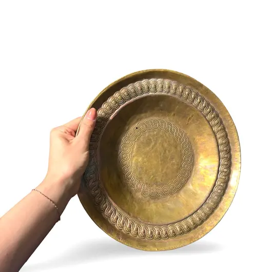 Farfurie rotunda vintage din alama, model gravat cu margine ornamentala, 29cm, imagine 3