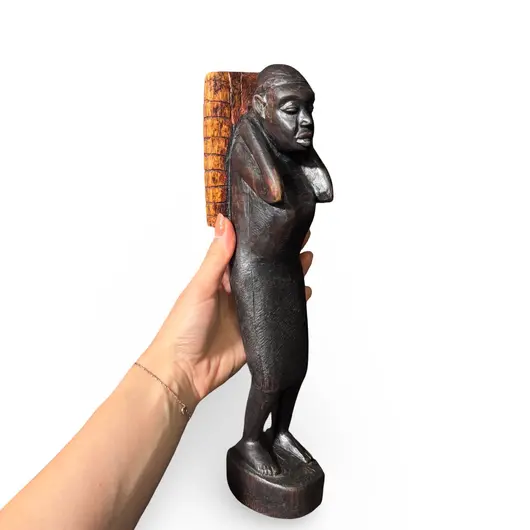 Statueta africana vintage din lemn sculptat manual, femeie purtand cos pe spate, 32cm, imagine 3