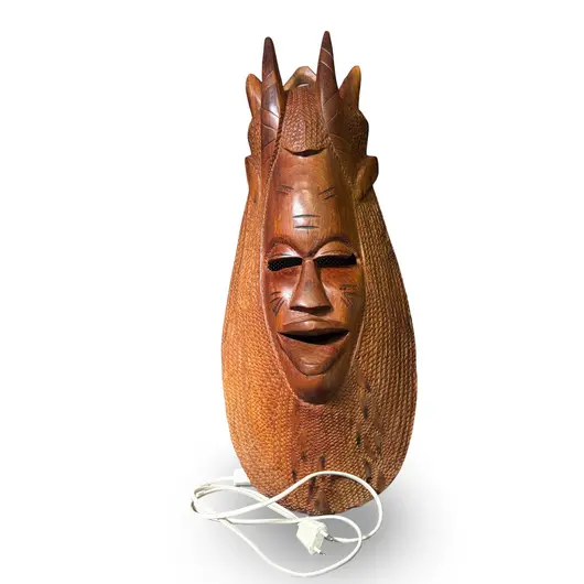 Masca africana vintage din lemn deschis, model cu coarne si expresie zambitoare si bec, 60cm