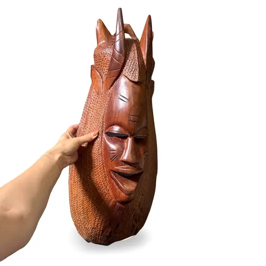 Masca africana vintage din lemn deschis, model cu coarne si expresie zambitoare si bec, 60cm, imagine 3