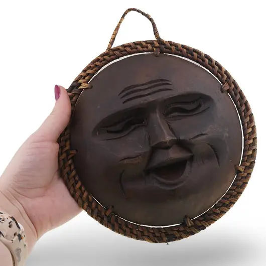 Masca decorativă rotundă vintage din lemn sculptat manual, față zâmbitoare, 20cm, imagine 3