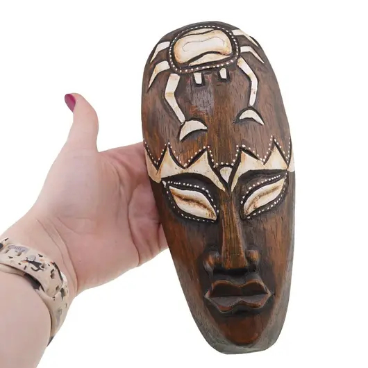 Masca africana vintage din lemn sculptat manual, decorata cu crab alb, 20cm, imagine 3