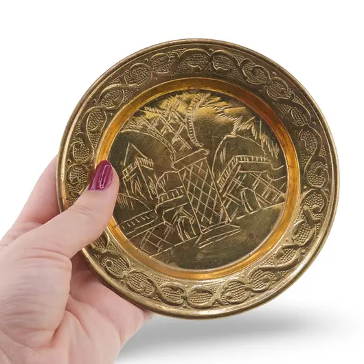 Farfurie decorativa vintage din alama gravata, peisaj egiptean, 12cm, imagine 3