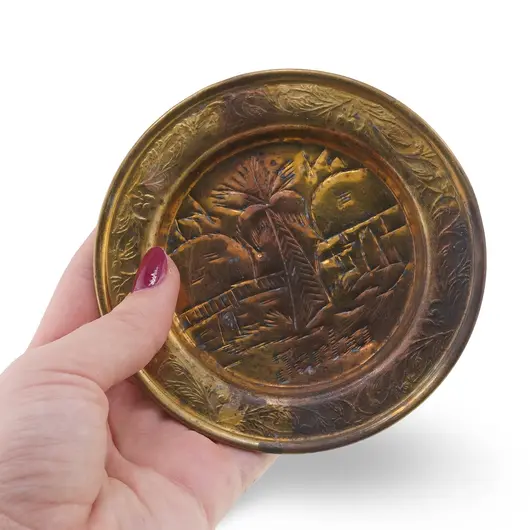 Farfurie decorativa vintage din alama gravata, peisaj tropical cu palmier, 10cm, imagine 3