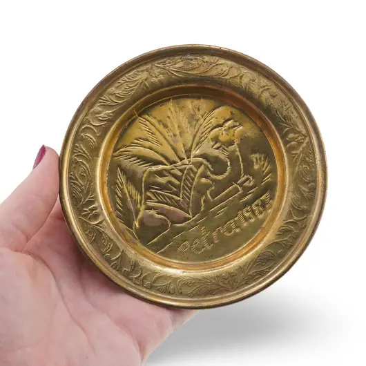 Farfurie decorativa vintage din alama gravata, scena cu camila si palmieri, inscriptie Petra, 10cm, imagine 3