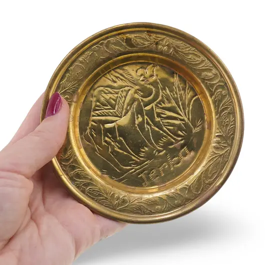 Farfurie decorativa vintage din alama gravata, scena cu camila si palmieri, inscriptie Jerba, 10cm, imagine 3