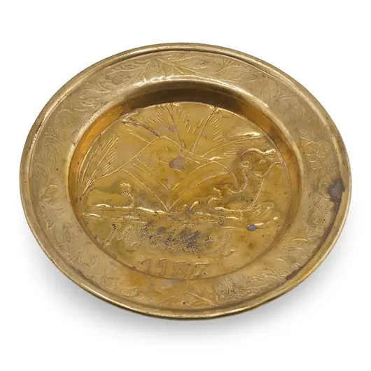 Farfurie decorativa vintage din alama gravata, scena cu camila si palmieri, inscriptie Luxor 1987, 10cm