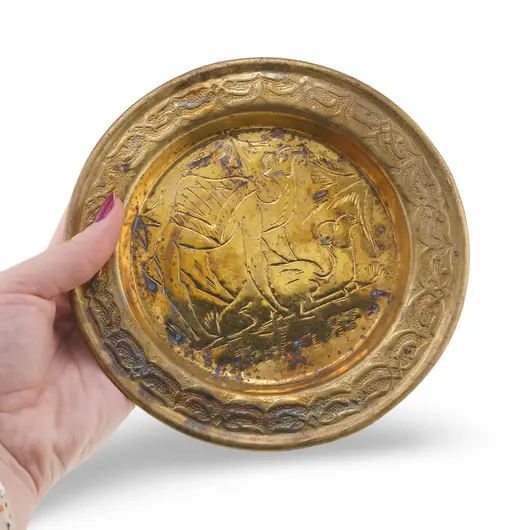 Farfurie decorativa vintage din alama gravata, scena cu camila si palmieri, 12cm, imagine 3