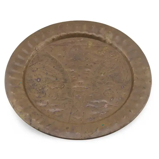 Farfurie rotunda vintage din alama gravata, scena cu palmieri si animale, 20cm