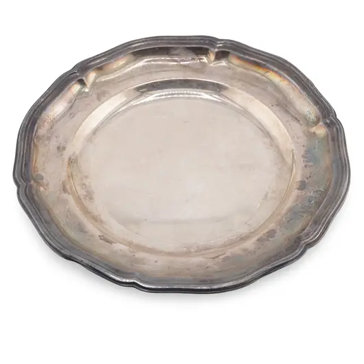 Farfurie rotunda vintage din metal argintiu, model cu margine ondulata, 18cm