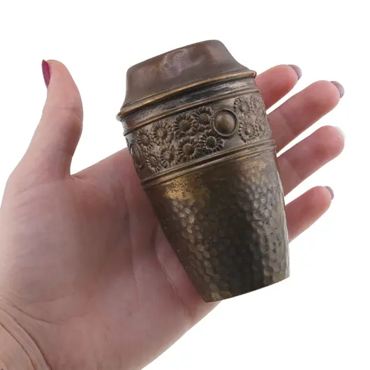 Vaza vintage din alama cu model floral in relief si textura ciocanita, 9cm, imagine 3
