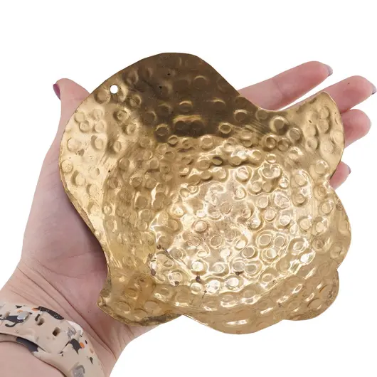 Farfurie vintage din alama ciocanita, forma mana Hamsa, 13cm, imagine 3