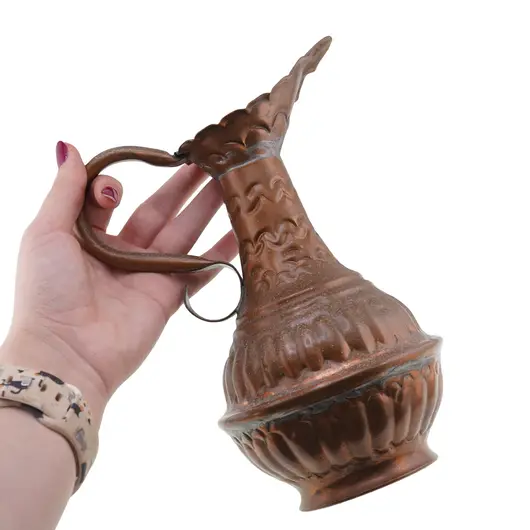 Carafa vintage din cupru cu gat decorat si maner curbat, 21cm, imagine 3