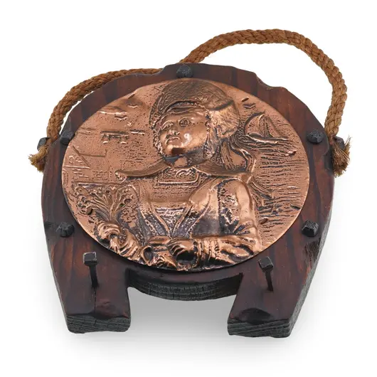 Tablou decorativ vintage din cupru pe suport din lemn, portret femeie cu peisaj marin, 16cm