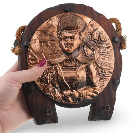Tablou decorativ vintage din cupru pe suport din lemn, portret femeie cu peisaj marin, 16cm, imagine 3