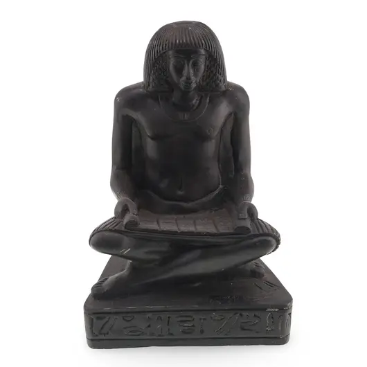 Statueta egipteana vintage din rasina neagra, scrib antic cu sul de papirus, 18cm