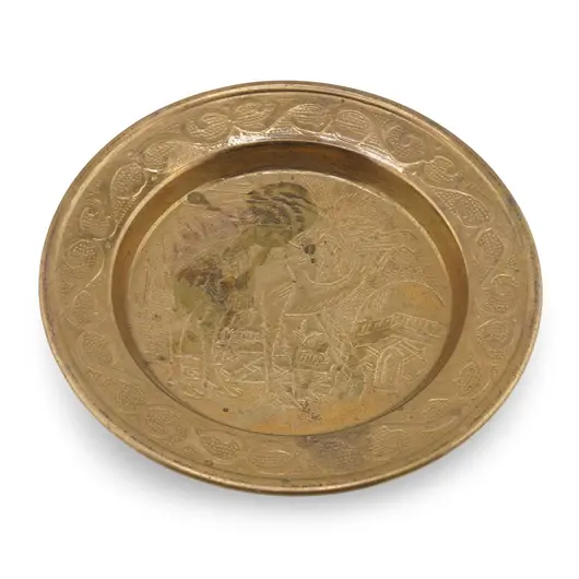 Farfurie decorativa vintage din alama gravata, scena cu calaret si camila, 12cm