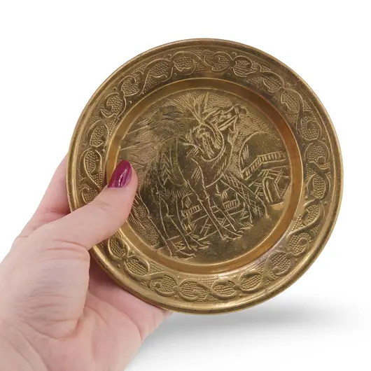 Farfurie decorativa vintage din alama gravata, scena cu calaret si camila, 12cm, imagine 3