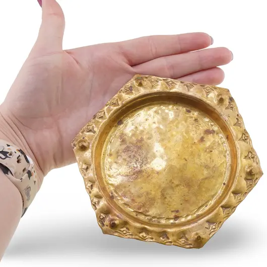 Tava rotunda din alama vintage, model auriu cu margine patrata si decorata, 11,5cm, imagine 5