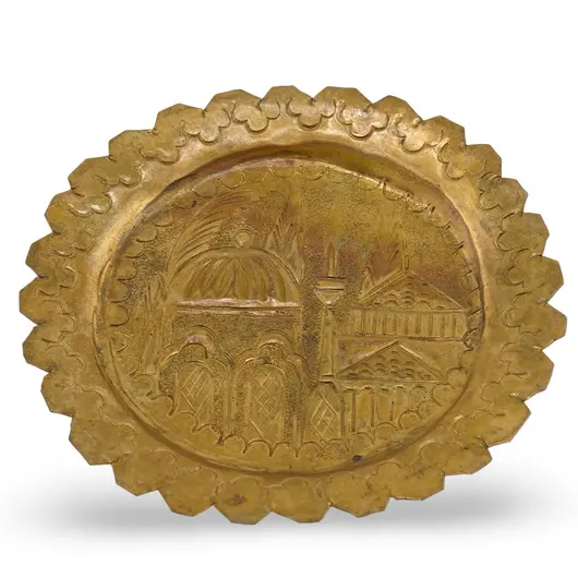 Farfurie decorativa din alama vintage, model rotund cu peisaj in relief, 7,5cm