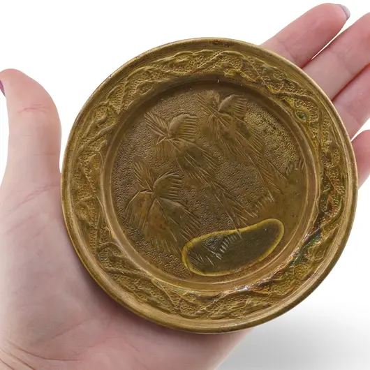 Farfurie decorativa din alama vintage, model rotund cu palmieri gravati, 9cm, imagine 5
