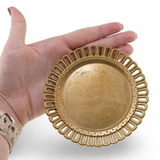 Farfurie decorativa din alama vintage, model rotund cu margine decupata, 10,5cm, imagine 5