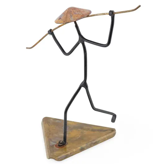 Statueta metalica vintage, model om cu palarie pe suport triunghiular, 16cm