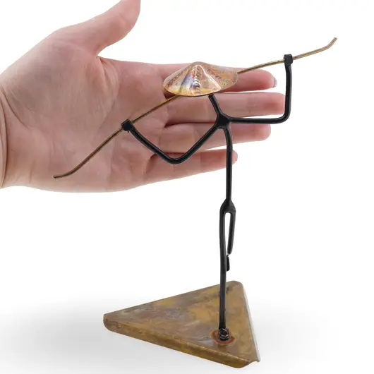 Statueta metalica vintage, model om cu palarie pe suport triunghiular, 16cm, imagine 4