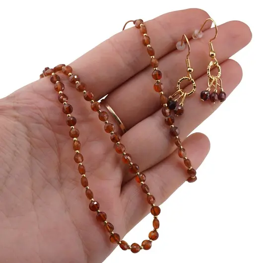 Set cercei cu agatatoare, bratara si colier Granat hessonit A+ banuti extrafatetati cu elemente aurii, 4mm, imagine 3