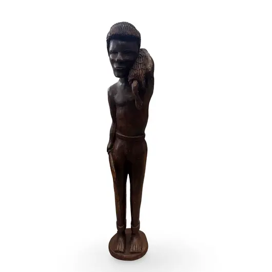 Statueta vintage din lemn sculptat manual, barbat cu animal pe umar, 69cm