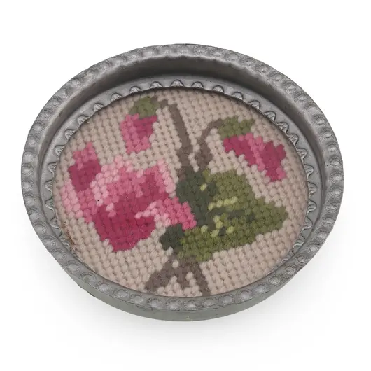Suport pahar vintage din metal cu broderie florala roz, 9cm