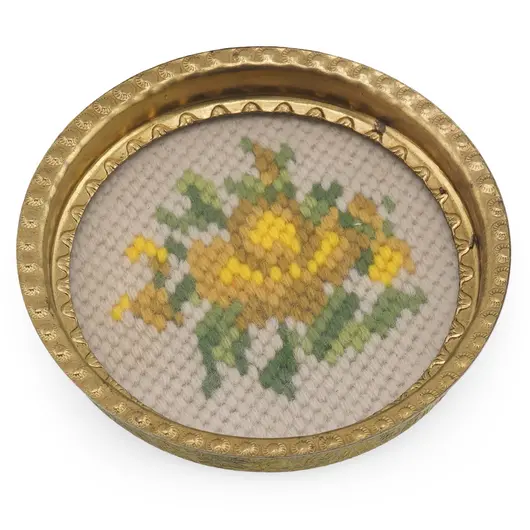 Suport pahar vintage din metal cu broderie florala galbena, 9cm