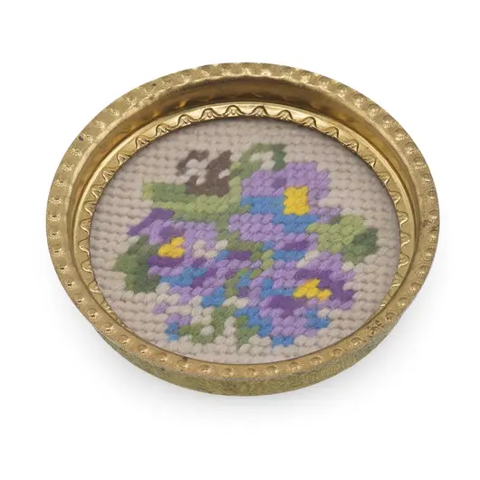Suport pahar vintage din metal cu broderie florala mov si albastra, 9cm