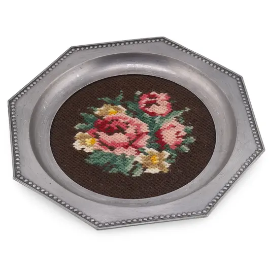 Tava vintage din metal octogonala cu broderie flori roz pe fundal maro, 21cm
