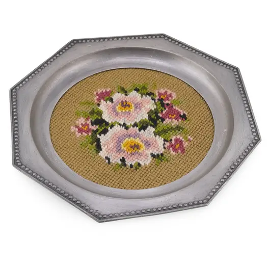Tava vintage din metal octogonala cu broderie flori roz pe fundal bej, 21cm