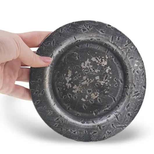 Farfurie decorativa vintage din metal patinat, model gravat, 14cm, imagine 3