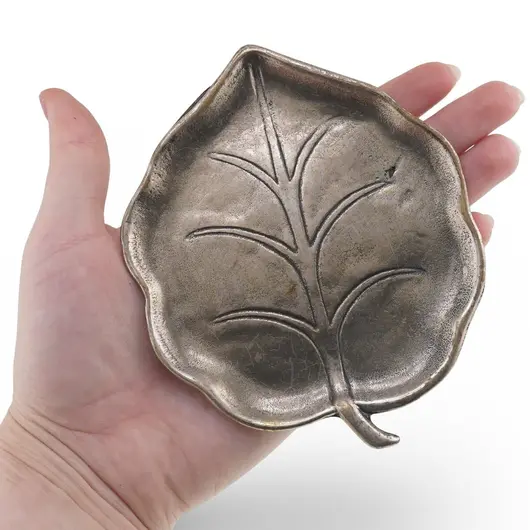 Tava decorativa vintage din metal, forma frunza cu model gravat, 12cm, imagine 3