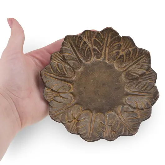 Farfurie decorativa vintage din alama, model floral in relief inchis la culoare, 13,5cm, imagine 3