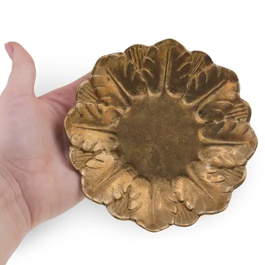 Farfurie decorativa vintage din alama, model floral in relief auriu, 12,5cm, imagine 3
