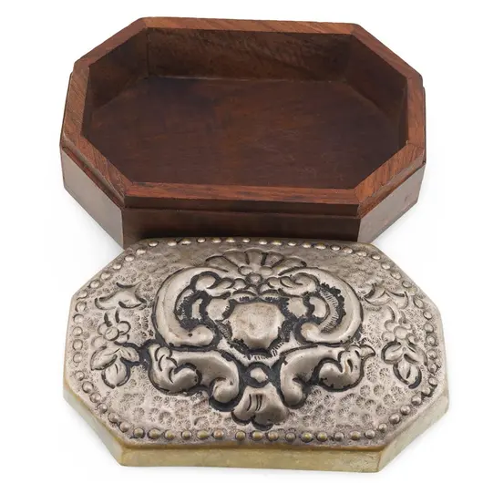 Cutie vintage din lemn cu capac metalic gravat, model ornamental,  13cm, imagine 2