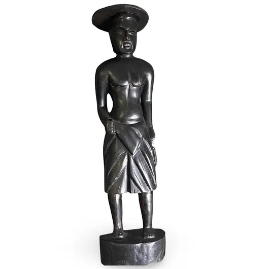 Statueta vintage din lemn sculptat manual, barbat cu palarie traditionala, 44cm